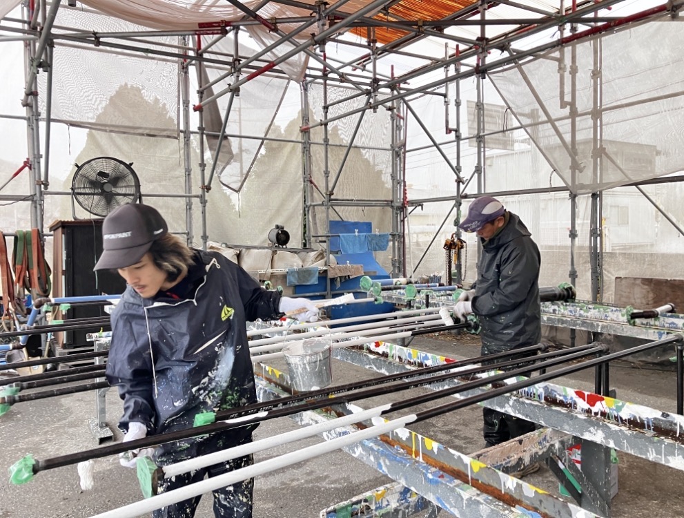 従業員が姫路市で鉄骨の錆止めを塗っている・藤原ペイント