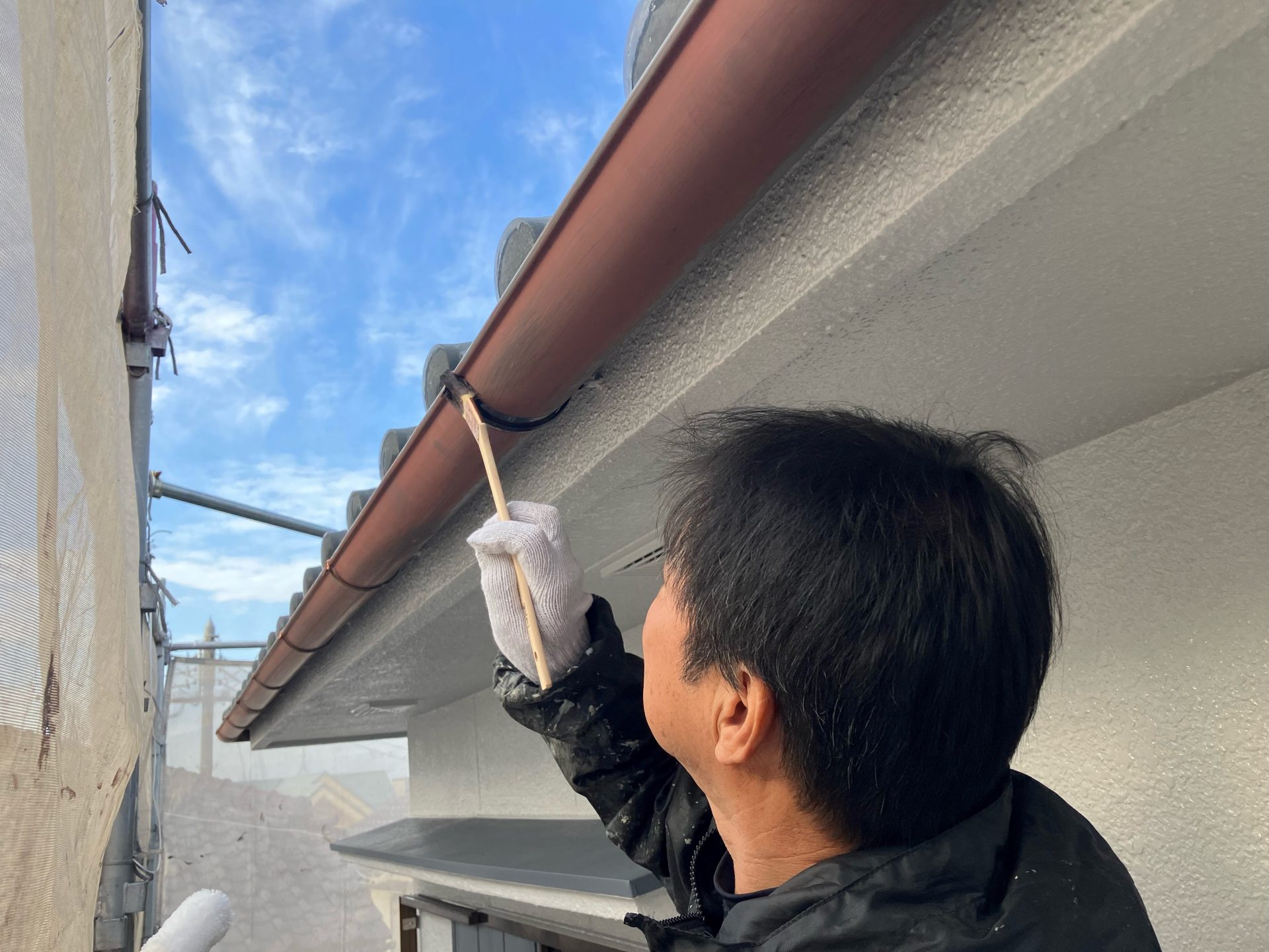 姫路市周辺|雨樋 フッ素樹脂塗料で塗装中の職人|藤原ペイント