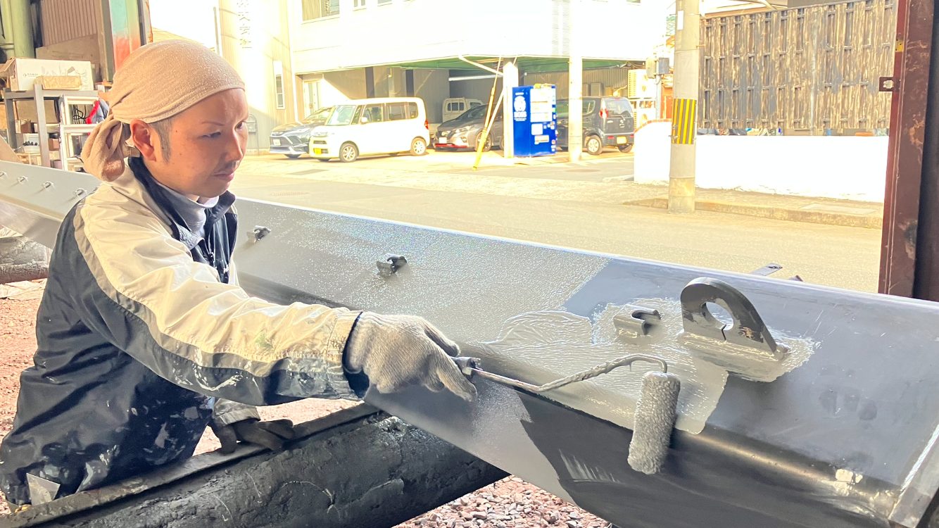 姫路市広畑区で塗装中の職人・藤原ペイント