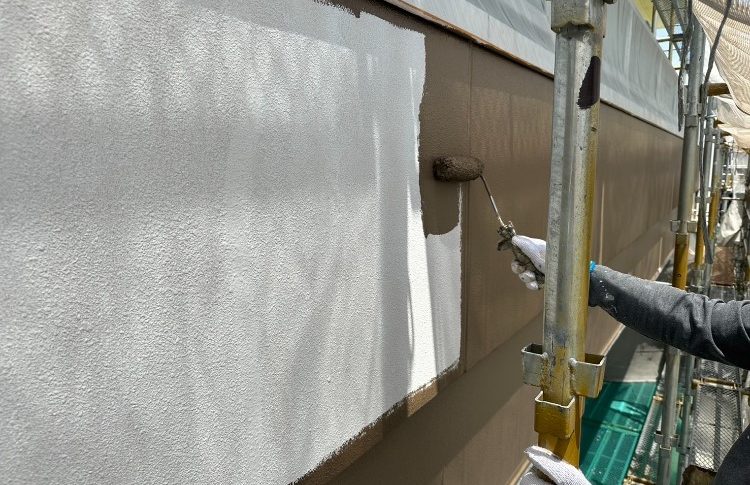 姫路市朝日で外壁塗装の中塗り・藤原ペイント