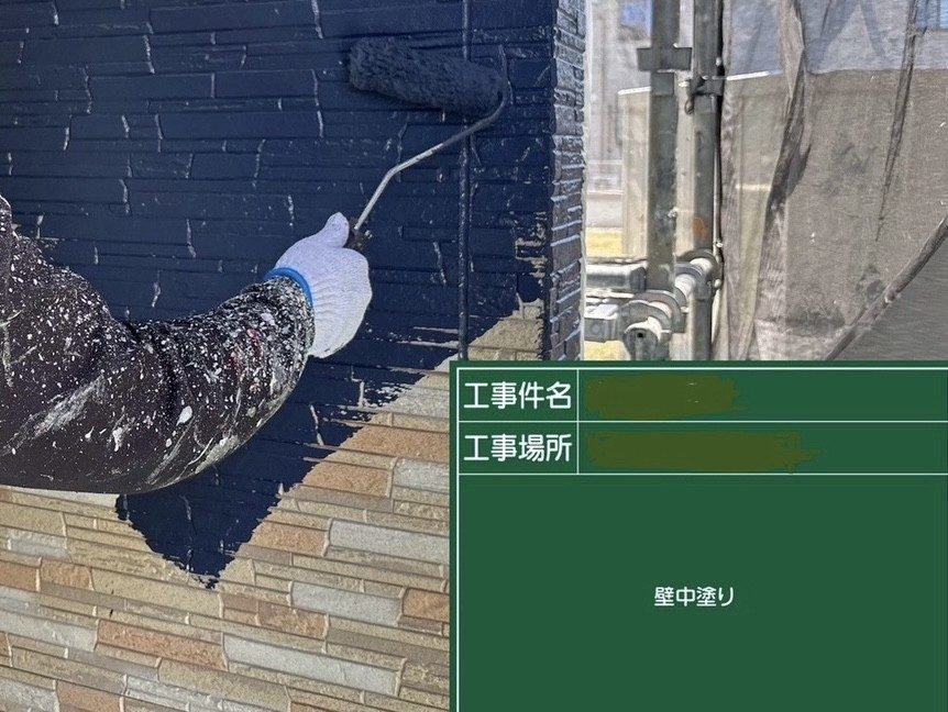 外壁塗装の中塗り施工中の例｜藤原ペイント