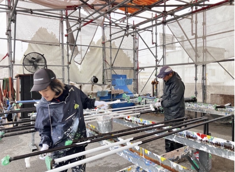 従業員が姫路市で鉄骨の錆止めを塗っている・藤原ペイント