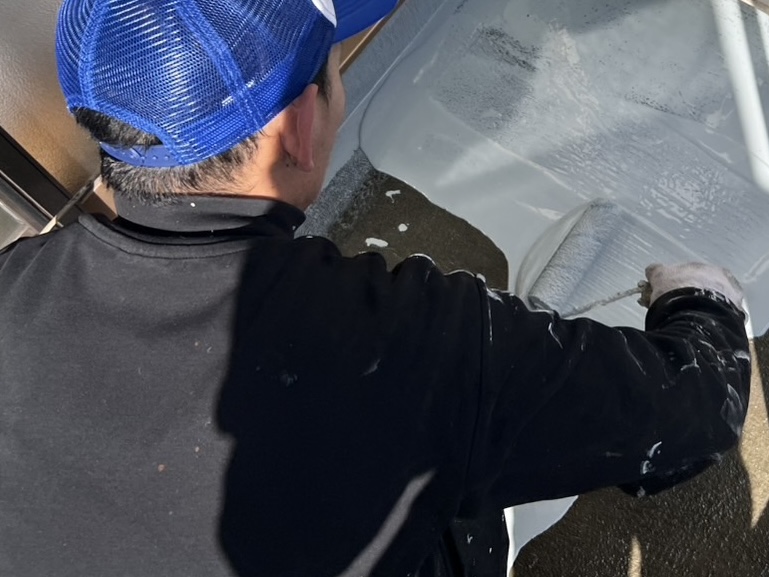 姫路市でベランダ防水工事の中塗り・藤原ペイント