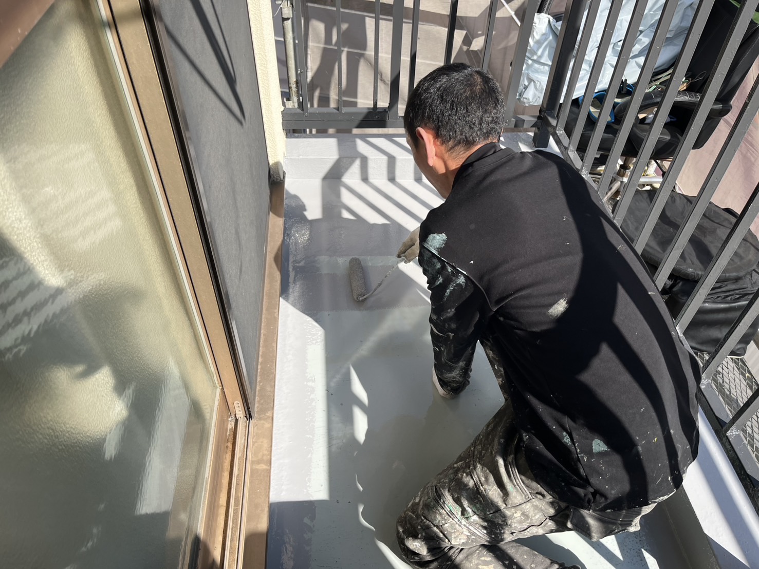 姫路市でベランダ防水工事の上塗り・藤原ペイント