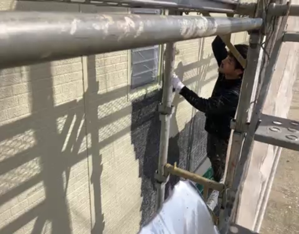 姫路市網干区坂上で外壁塗装の中塗り・藤原ペイント