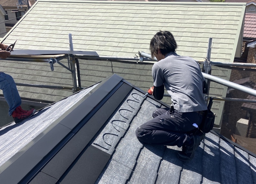 姫路市で屋根カバーリメイク工事。施工中・藤原ペイント