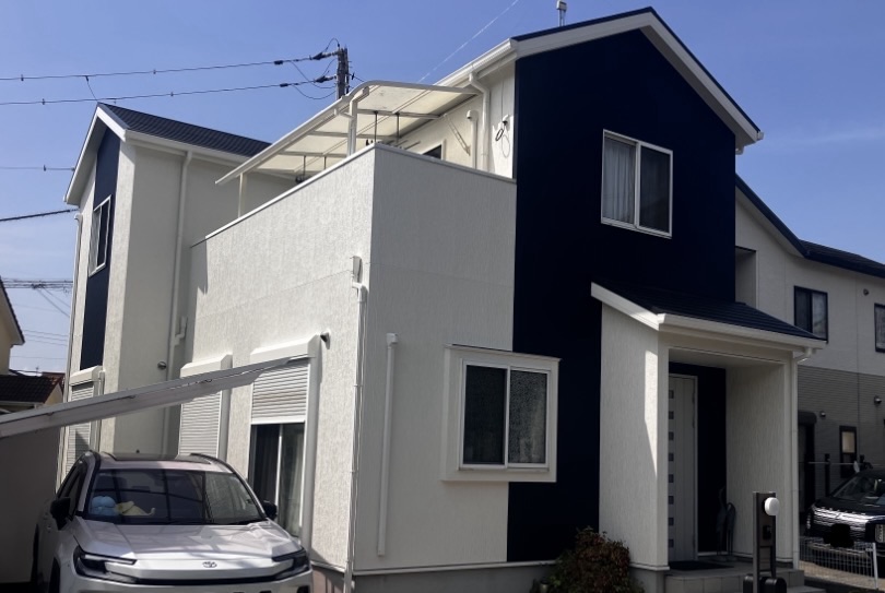 姫路市で外壁塗装。白と紺の外壁、after・藤原ペイント